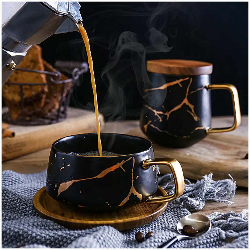 Tazas de café con incrustaciones de mármol dorado