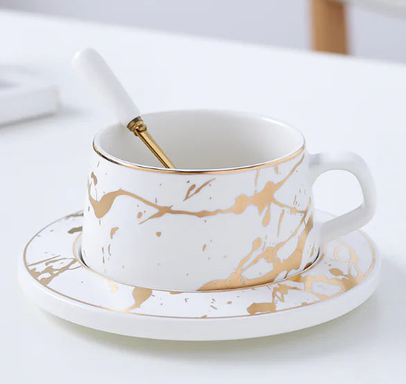 Tazas de café con incrustaciones de mármol dorado