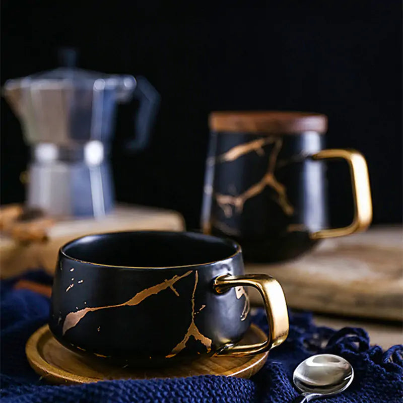 Tazas de café con incrustaciones de mármol dorado