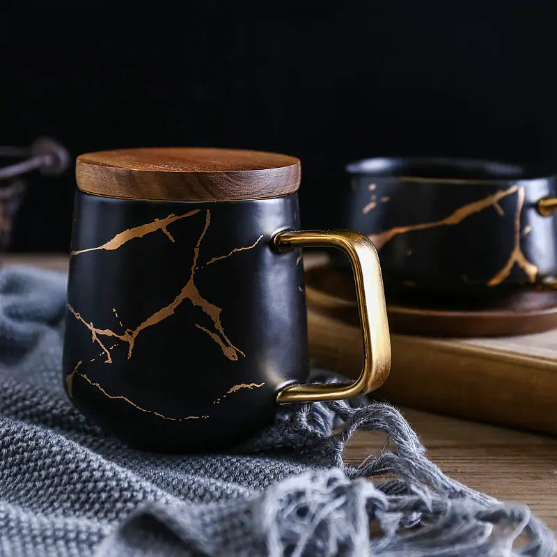 Tazas de café con incrustaciones de mármol dorado