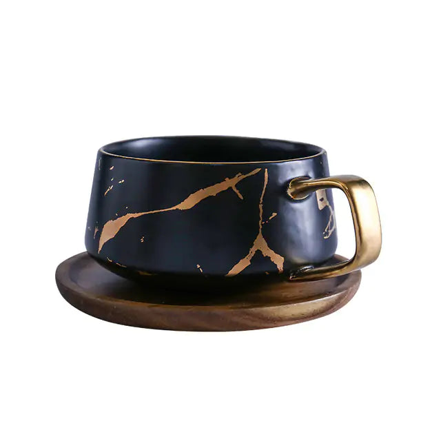 Tazas de café con incrustaciones de mármol dorado