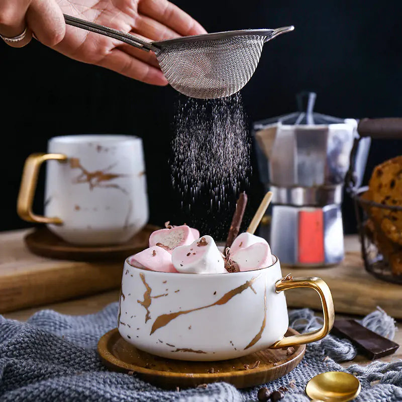 Tazas de café con incrustaciones de mármol dorado