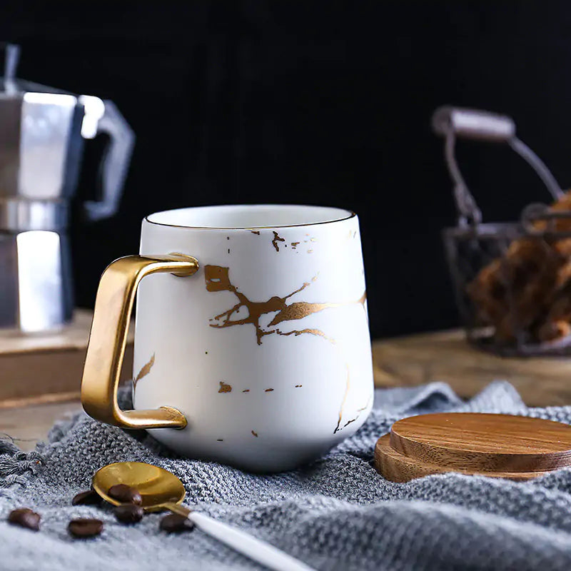 Tazas de café con incrustaciones de mármol dorado